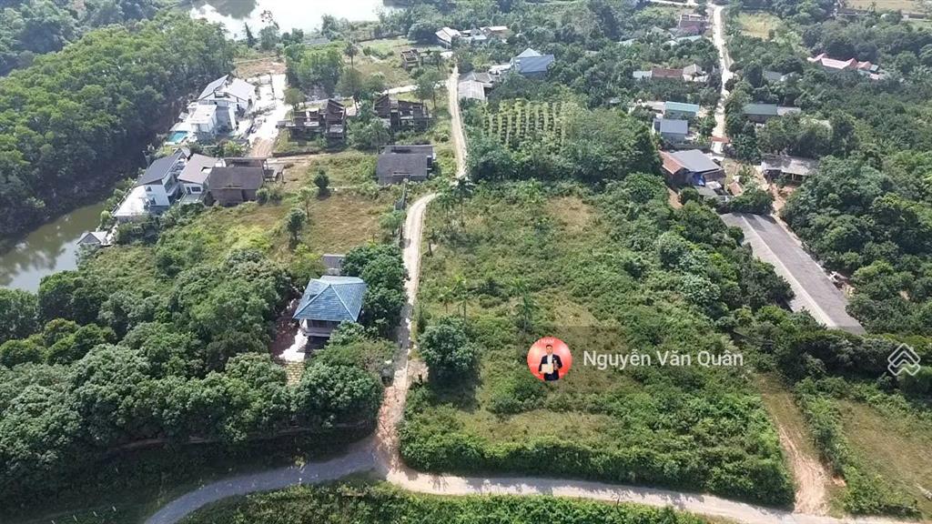 Lô góc 3 mặt tiền, gần hồ giá chỉ nhỉnh 4 triệu. diện tích 2050m2 có 200ont, đt 0988 112 ***