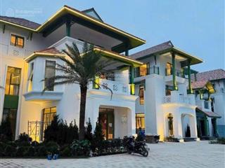 Căn biệt thự song lập vị trí đẹp, ngay trước mặt là công viên và vườn hoa