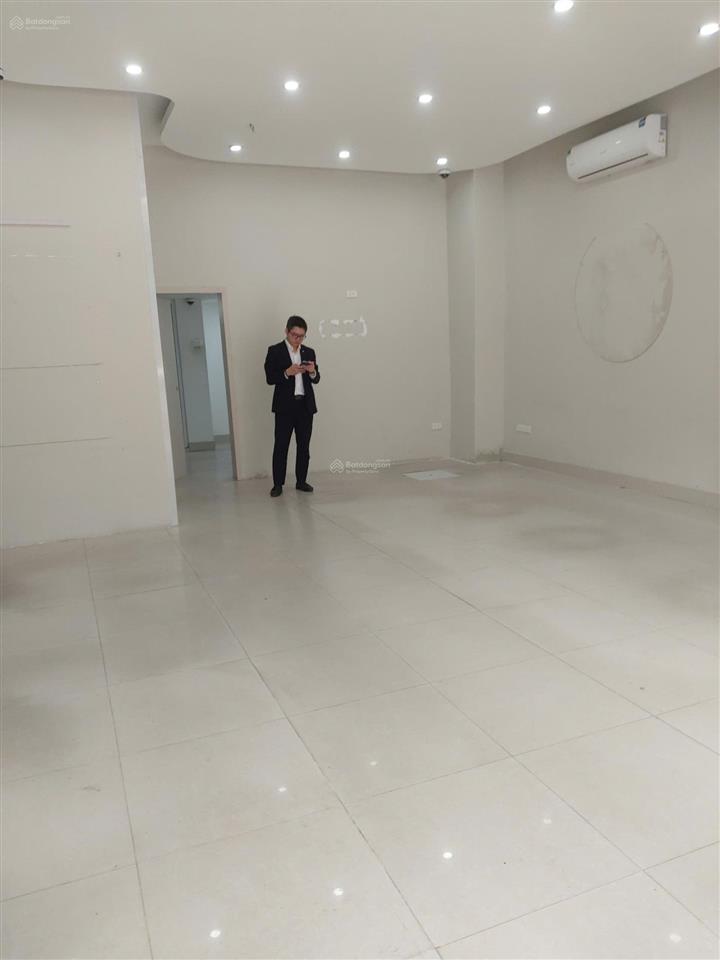 Cho thuê nhà mặt phố xã đàn dt 70m2 x 6 tầng, mt 6 m, có thang máy, thông sàn, vỉa hè rộng