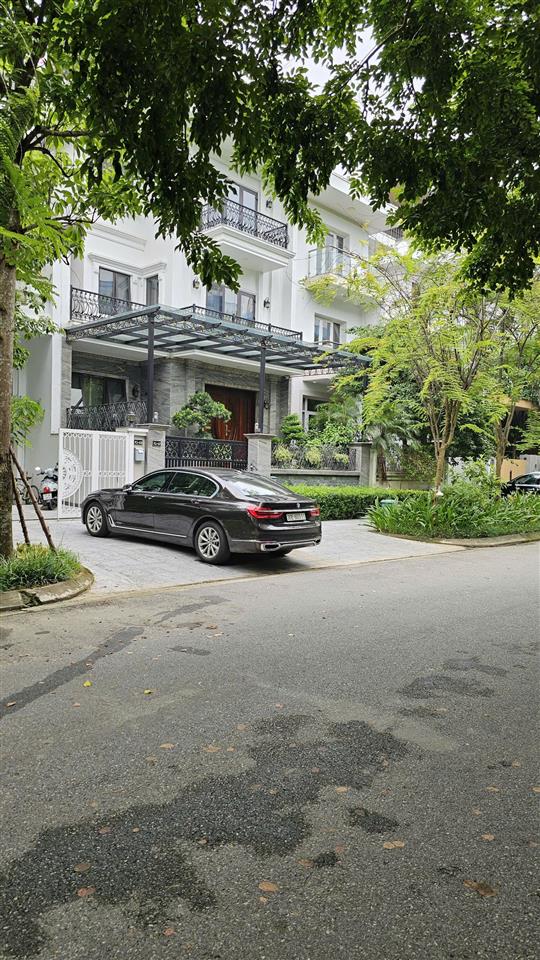 Tôi chính chủ cần bán biệt thự song lâp, khu k,dt 180m2, xây 4 tầng,mt 9m trục đường 30m,vị trí đẹp