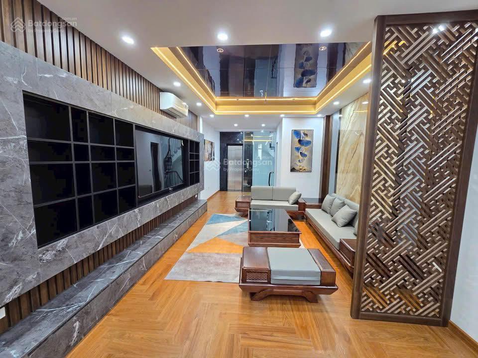 Phân lô vip hoàng quốc việt nhà đẹp 55m2  gara ô tô  thang máy  giá chỉ 17.9 tỷ