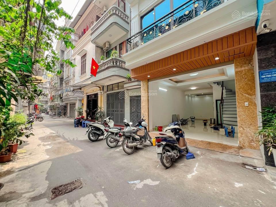 Phân lô vip hoàng quốc việt nhà đẹp 55m2  gara ô tô  thang máy  giá chỉ 17.9 tỷ