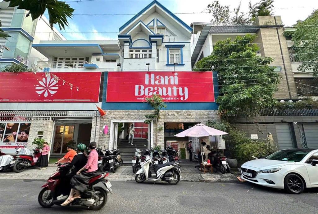 Cho thuê nhà mặt tiền 163 hoa lan, phú nhuận  8x18m  hầm 4 tầng  80 triệu.  0705 214 ***