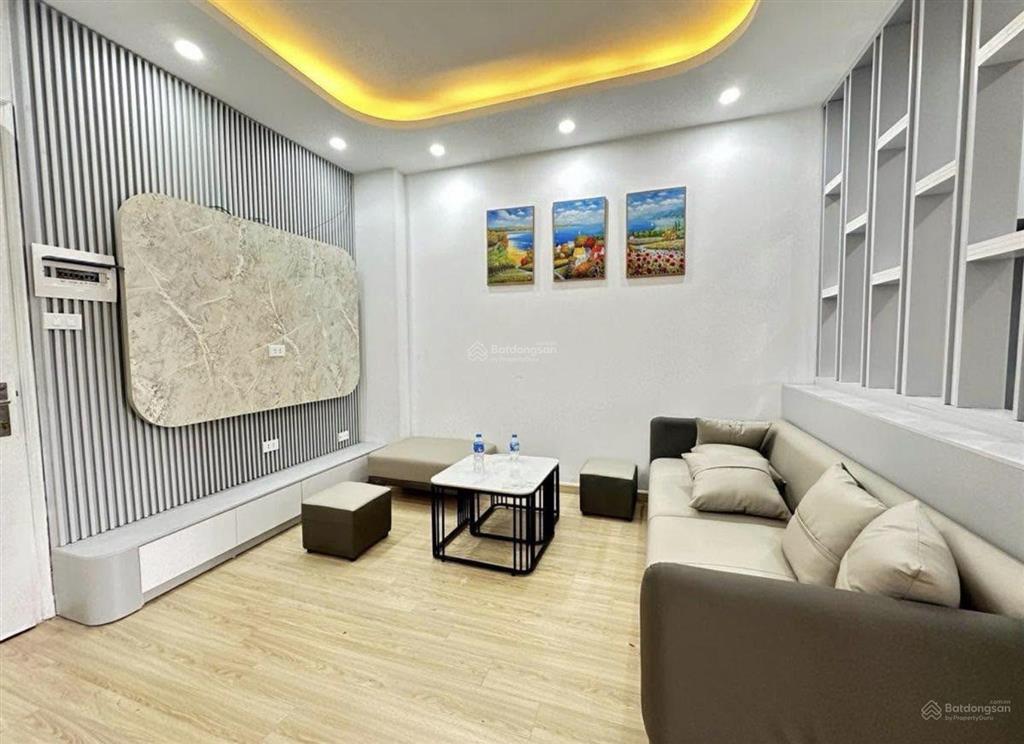 Bán nhà phố giải phóng. sát mặt phố ô tô. dt33m/5 tầng. nhà mới đẹp. dân trí cao. giá 6,3 tỷ