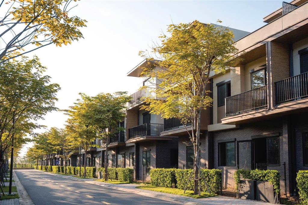 Nhà phố 8m x 20,5m có nhà sẵn, phân khu 1a1  izumi city. nhận nhà làm sổ hồng ngay. hỗ trợ vay