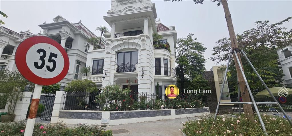 Góc 2 mặt tiền tây nam  đông nam. ciputra 4 tầng thang máy, dt 305m2  nguyễn hoàng tôn