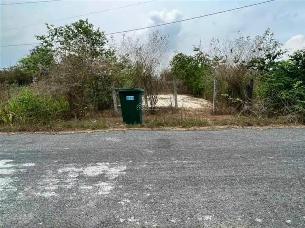 Dt7x23 thổ cư)giá 1ty350 bớt lộc lá mặt tiền đường nhựa,,khu dân cư đông đúc. hà thảo0909 362 ***