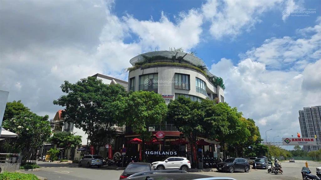 Bán shop góc highland thu nhập 200tr/th giá ưu đãi 93 tỷ, dt đất 355 m2