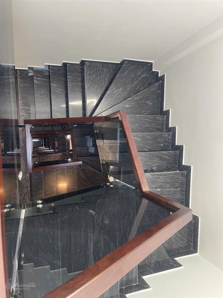 Bán nhà long biên khu phân lô tư đình 68m2 x 7 tầng x 5m mặt tiền,thang máy, full nội thất cao cấp