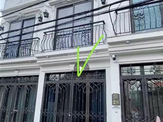 Chưa đến 3 tỷ, 3 tầng long biên, 30m² ô tô 7chỗ đỗ cửa sát dự án thành phố bên sông full nội thất