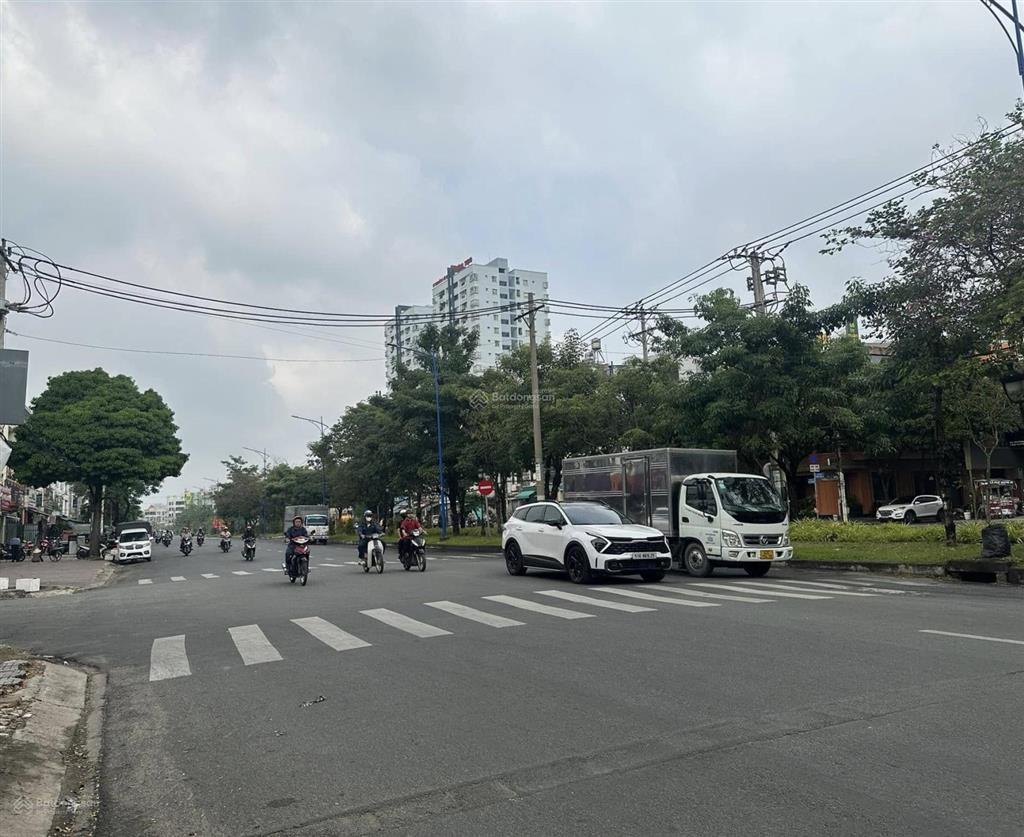 Bán nhà khu tên lửa, góc 2mt đường số 7, dt 5 x 20m, 3.5 tấm, 26 tỷ. đang cho thuê 45 triệu/tháng.