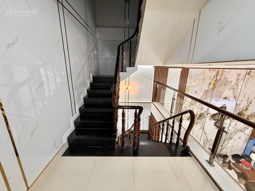 Nhà 3 tầng mới ở ngay  diện tích 105 m2 ngang 5x21  5,7 tỷ còn thương lượng ngay vincom dĩ an