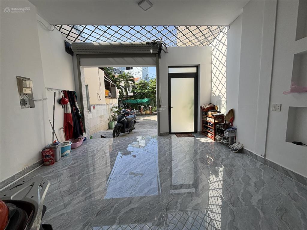 Bán đất tặng căn nhà 3 tầng, đường nhánh lê đức thọ p6, dt 5x13m, giá 6tỷ9 còn bớt.  0902 958 ***