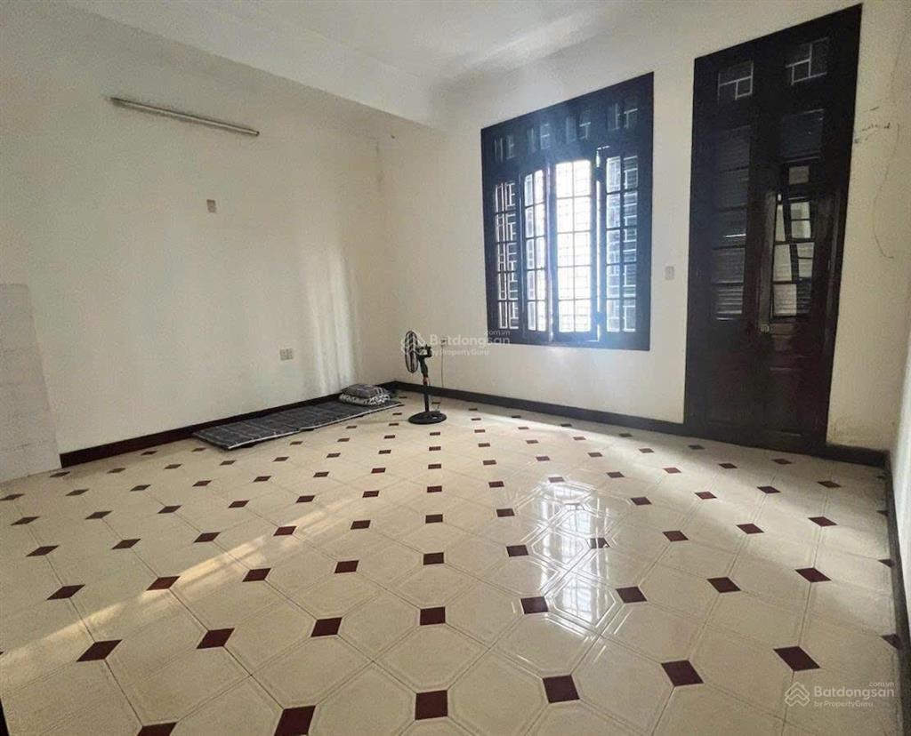 Thật 100%  bán nhà trung kính, cầu giấy, hn. s=122m2. mt 5.7m. xây 4 tầng. chỉ 45 tỷ. oto tránh.