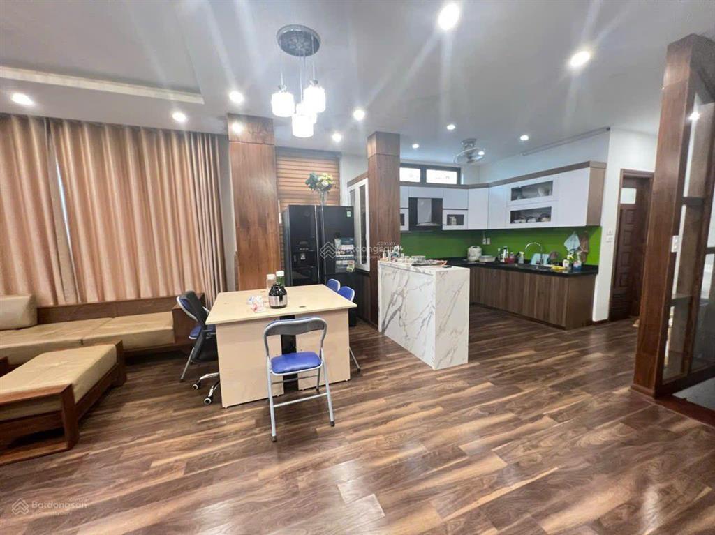 Cho thuê nhà phan văn trường, cầu giấy dt 65m2, 5 tầng,mt 5m.tầng 1 thông sàn trên chia 2.điều hòa