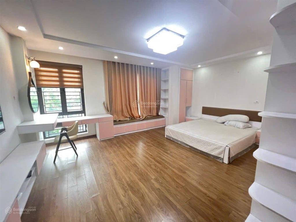 Cho thuê nhà phan văn trường, cầu giấy dt 65m2, 5 tầng,mt 5m.tầng 1 thông sàn trên chia 2.điều hòa