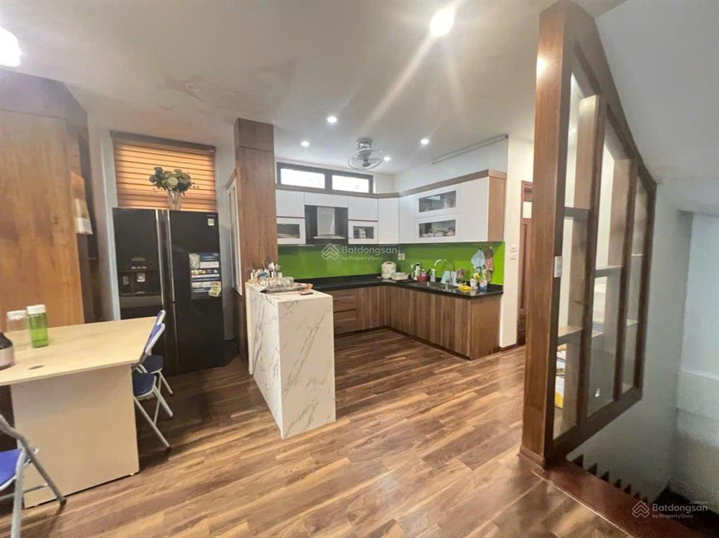 Cho thuê nhà phan văn trường, cầu giấy dt 65m2, 5 tầng,mt 5m.tầng 1 thông sàn trên chia 2.điều hòa