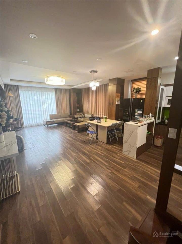 Cho thuê nhà phan văn trường, cầu giấy dt 65m2, 5 tầng,mt 5m.tầng 1 thông sàn trên chia 2.điều hòa