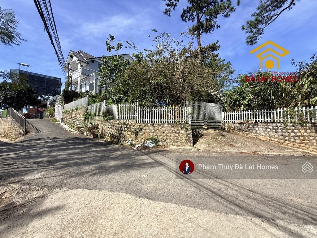Bán đất tặng nhà đường khe sanh, đà lạt, thế cao bằng phẳng, phía sau giáp thông