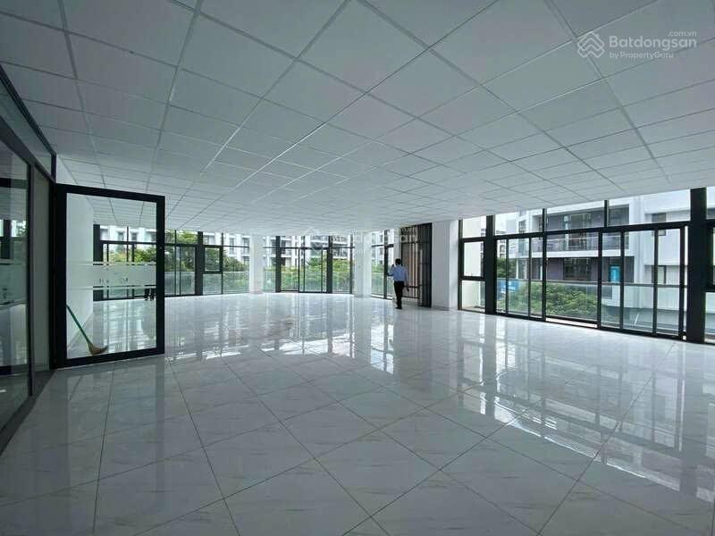 Văn phòng tầng 3 căn góc shophouse nguyễn thị nhung 160m2 sàn trống giá chỉ 25 triệu