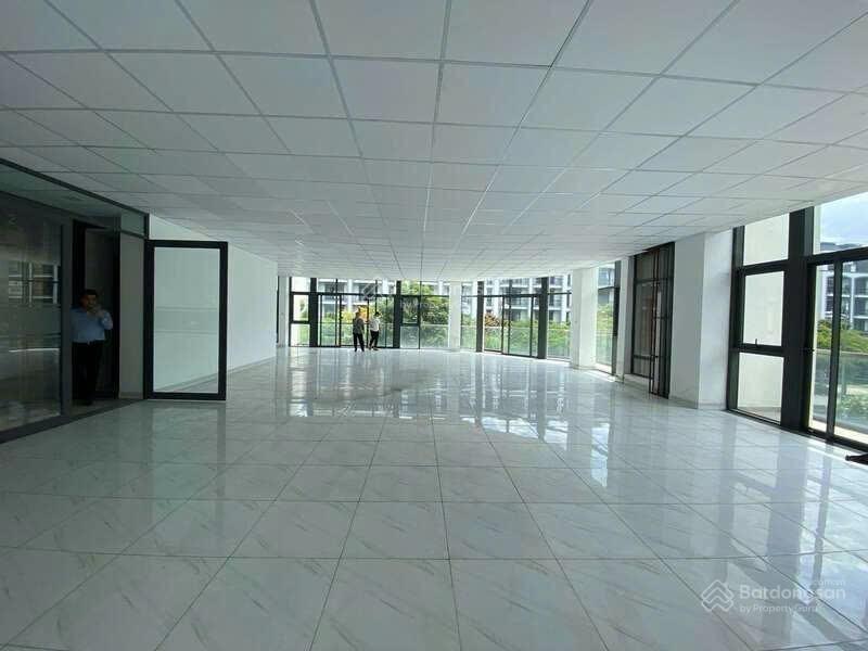 Văn phòng tầng 3 căn góc shophouse nguyễn thị nhung 160m2 sàn trống giá chỉ 25 triệu