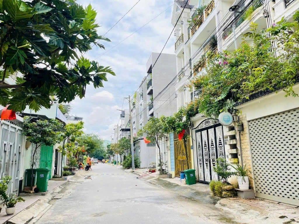 Khu dân trí cao, lô đất, 60m2, ngay ngã 4 thủ đức, gpxd 4 tầng, nhỉnh 5 tỷ, sổ sẵn, hỗ trợ vay