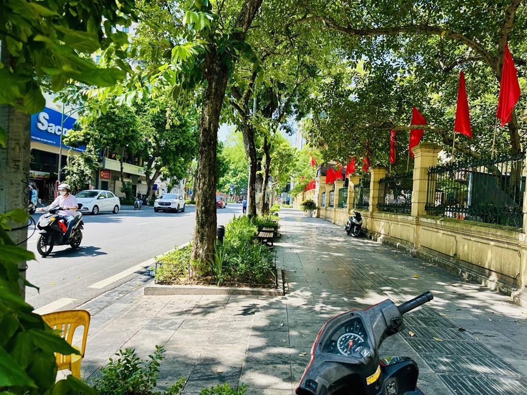 Nhà c4 trần thái tông 151m2, ngõ rộng 8m, 2 xe ô tô tránh, vỉa hè 5m, 2 thoáng, trước nhà vườn hoa