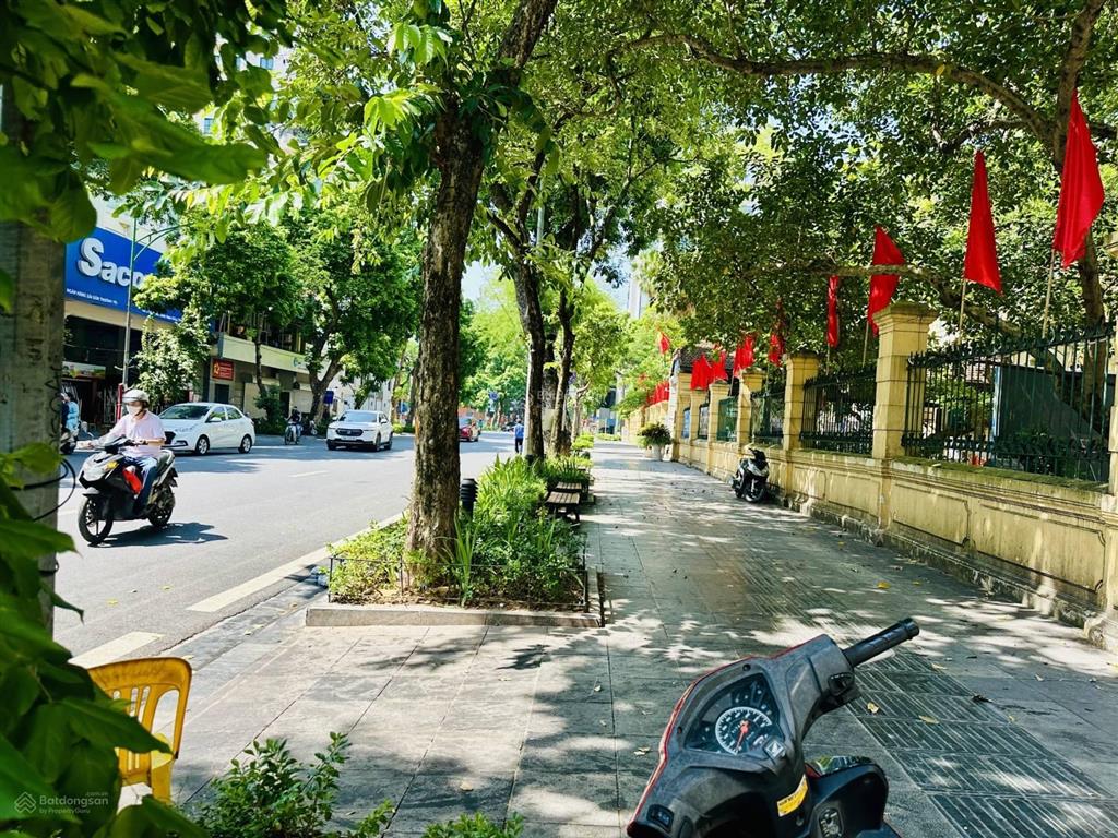 Nhà c4 trần thái tông 151m2, ngõ rộng 8m, 2 xe ô tô tránh, vỉa hè 5m, 2 thoáng, trước nhà vườn hoa