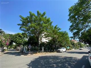 Cho thuê căn góc biệt thự đường lớn khu phú mỹ hưng. dt 11*18m. nhà đầy đủ nội thất. em luân