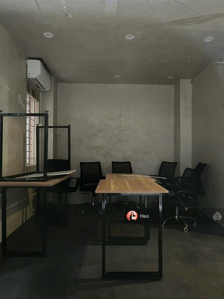 Cho thuê văn phòng ngõ 135 núi trúc, ba đình. 50m2 tầng 3 giá 8tr/th. có điều hòa,thang máy,rèm cửa