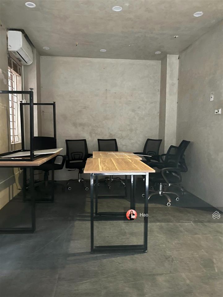 Cho thuê văn phòng ngõ 135 núi trúc, ba đình. 50m2 tầng 3 giá 8tr/th. có điều hòa,thang máy,rèm cửa