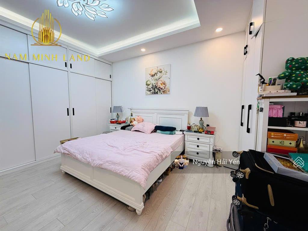 Hải yến nam minh land  bán căn hộ 3 pn saigon pearl 135m2 giá 13 tỷ. nhà có nội thất đầy đủ, mới