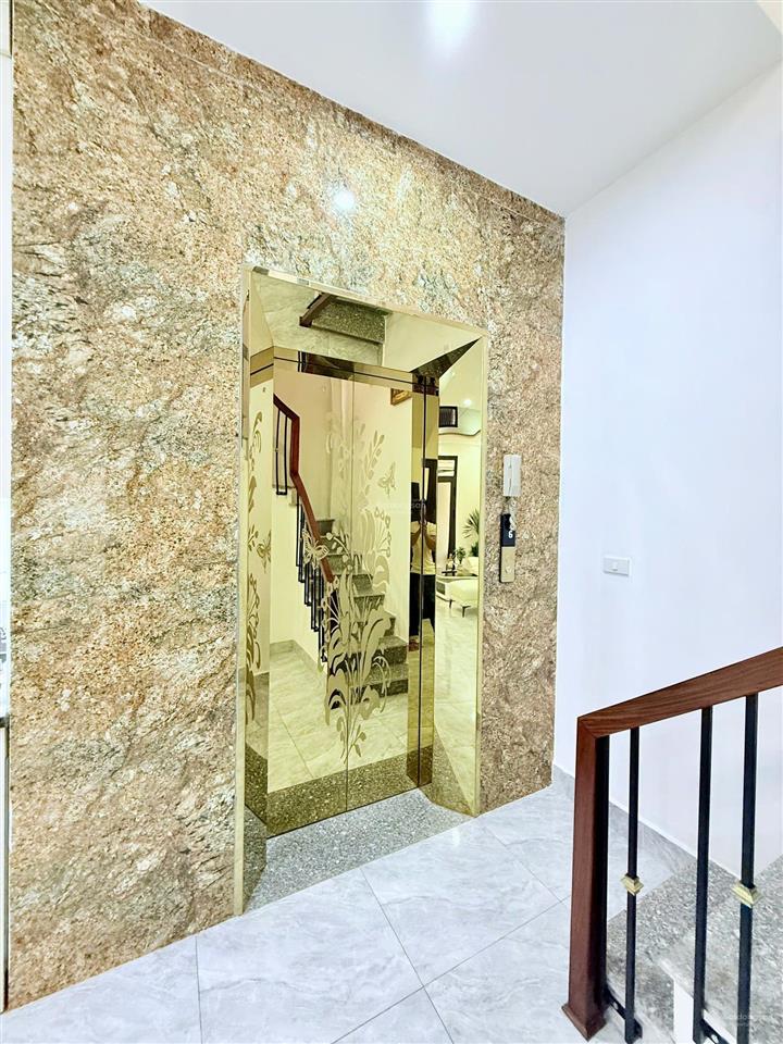 Nhà xinh ngọc khánh, ngõ thông kinh doanh, thang máy, sân xe, mới full đồ, sổ cc, qh ổn định, 42m2