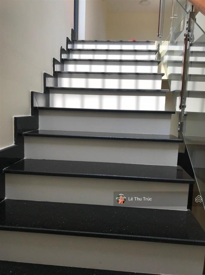 Bán nhà saigon village. dt 9.3 x 13m, dtsd 350m, 1 trệt, 1 lầu, đường số 21, giá 5.8 tỷ