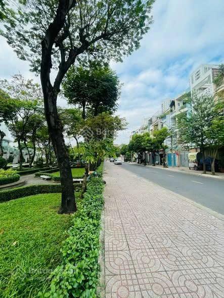 Bán nhà mặt tiền đường nội bộ đối diện công viên ngay tttm central premium p5 q8, 4x18m chỉ 13.5 tỷ