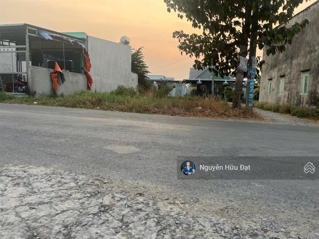 Bán đất tại đường lục viên, xã mỹ hạnh bắc, đức hòa, long an. giá 3,2 tỷ, ngang 10x20m=250m2