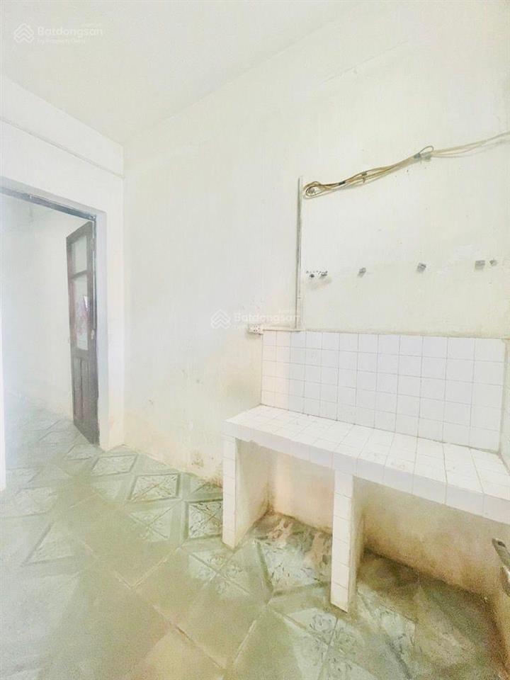 Tập thể lương thế minh  gần mặt khố  ô tô đỗ chân cầu thang tầng 2