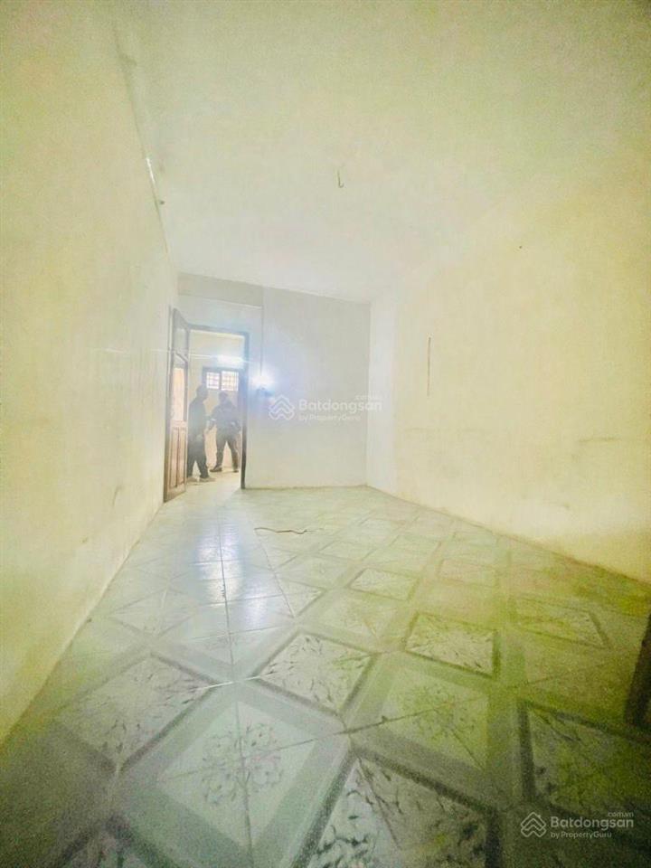 Tập thể lương thế minh  gần mặt khố  ô tô đỗ chân cầu thang tầng 2