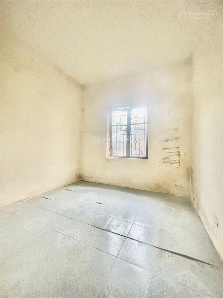 Tập thể lương thế minh  gần mặt khố  ô tô đỗ chân cầu thang tầng 2