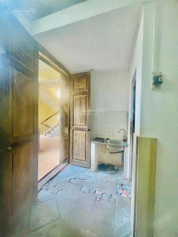 Tập thể lương thế minh  gần mặt khố  ô tô đỗ chân cầu thang tầng 2