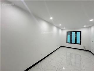 Tam trinh 35m2,dân xây 5 tầng 3 ngủ chắc chắn,ba bước ra mặt đường tam trinh. giá 7.1t