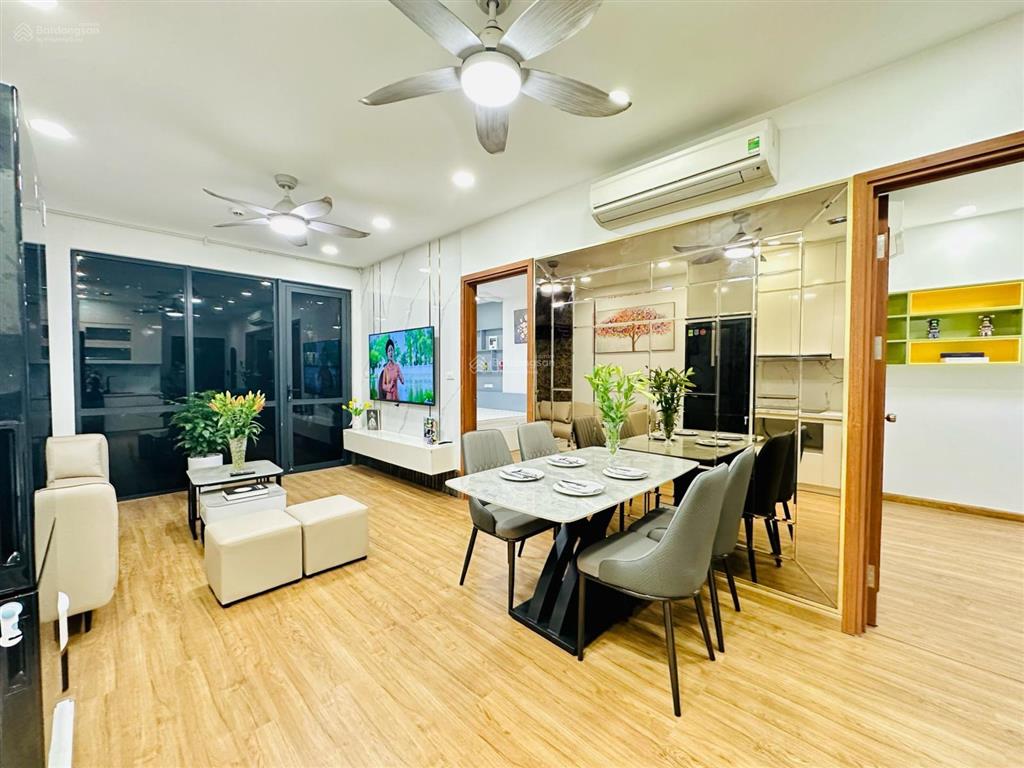 Không nội thất giá 5,5 tỷ hàng xóm nhờ bán 2pn đang cho khách gđ việt thuê. chủ cần tiền bán gấp