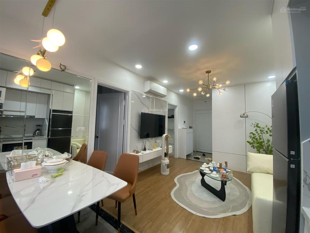 Không nội thất giá 5,5 tỷ hàng xóm nhờ bán 2pn đang cho khách gđ việt thuê. chủ cần tiền bán gấp