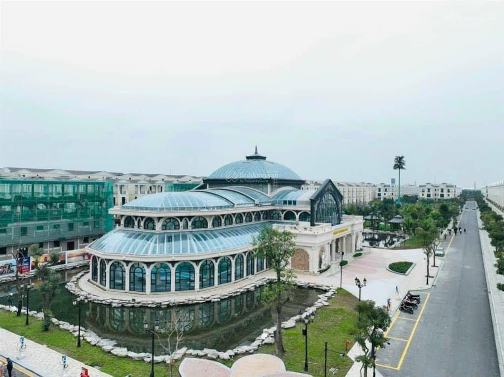 Cần tiền bán gấp căn lk đảo dừa 70m sát bể bơi pha lê giá 9,9 tỷ