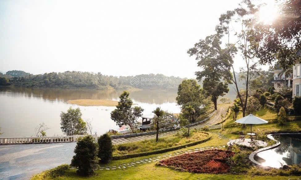 Cần tiền bán gấp lô góc 2 mặt tiền, view suối, gần sân golf đồng mô, sẵn sổ, giá tốt chỉ 1.75 tỷ