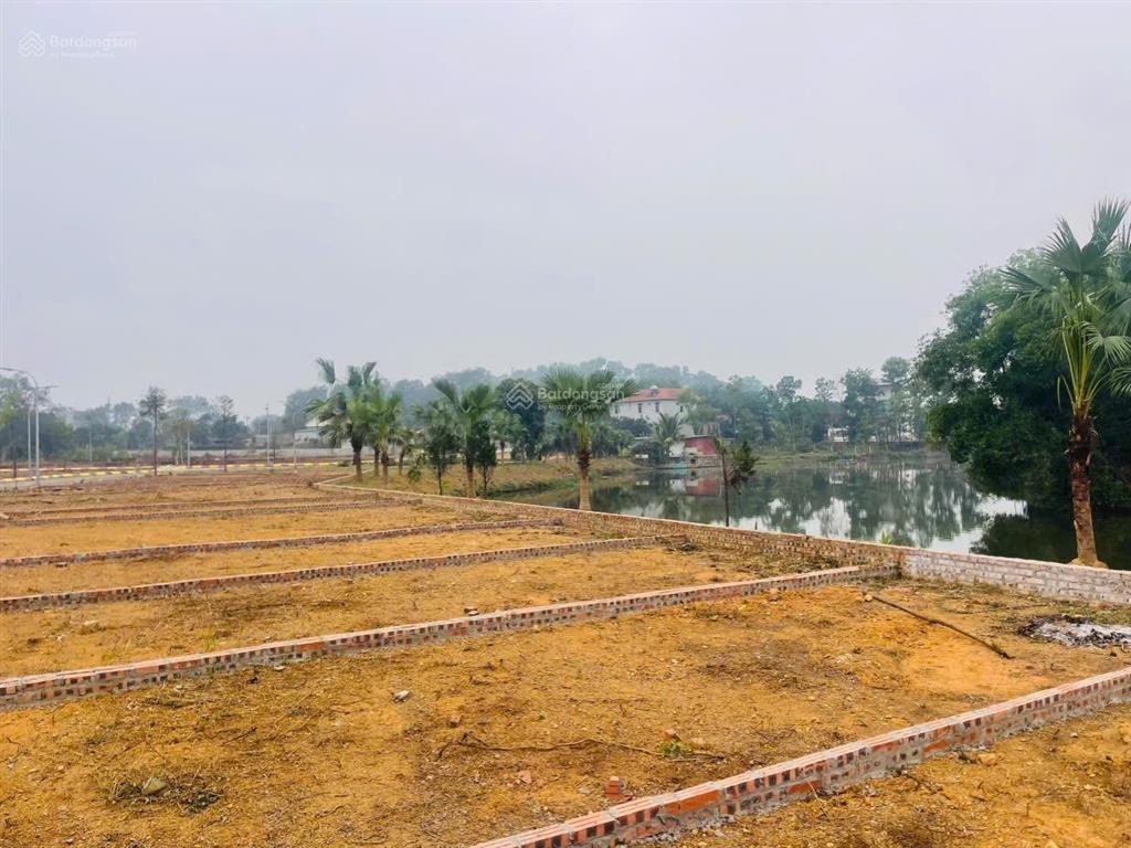 Cần tiền bán gấp lô góc 2 mặt tiền, view suối, gần sân golf đồng mô, sẵn sổ, giá tốt chỉ 1.75 tỷ