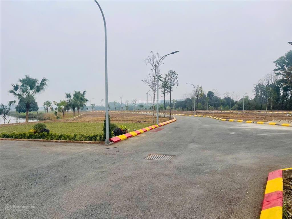Cần tiền bán gấp lô góc 2 mặt tiền, view suối, gần sân golf đồng mô, sẵn sổ, giá tốt chỉ 1.75 tỷ