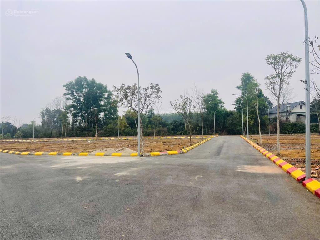 Cần tiền bán gấp lô góc 2 mặt tiền, view suối, gần sân golf đồng mô, sẵn sổ, giá tốt chỉ 1.75 tỷ