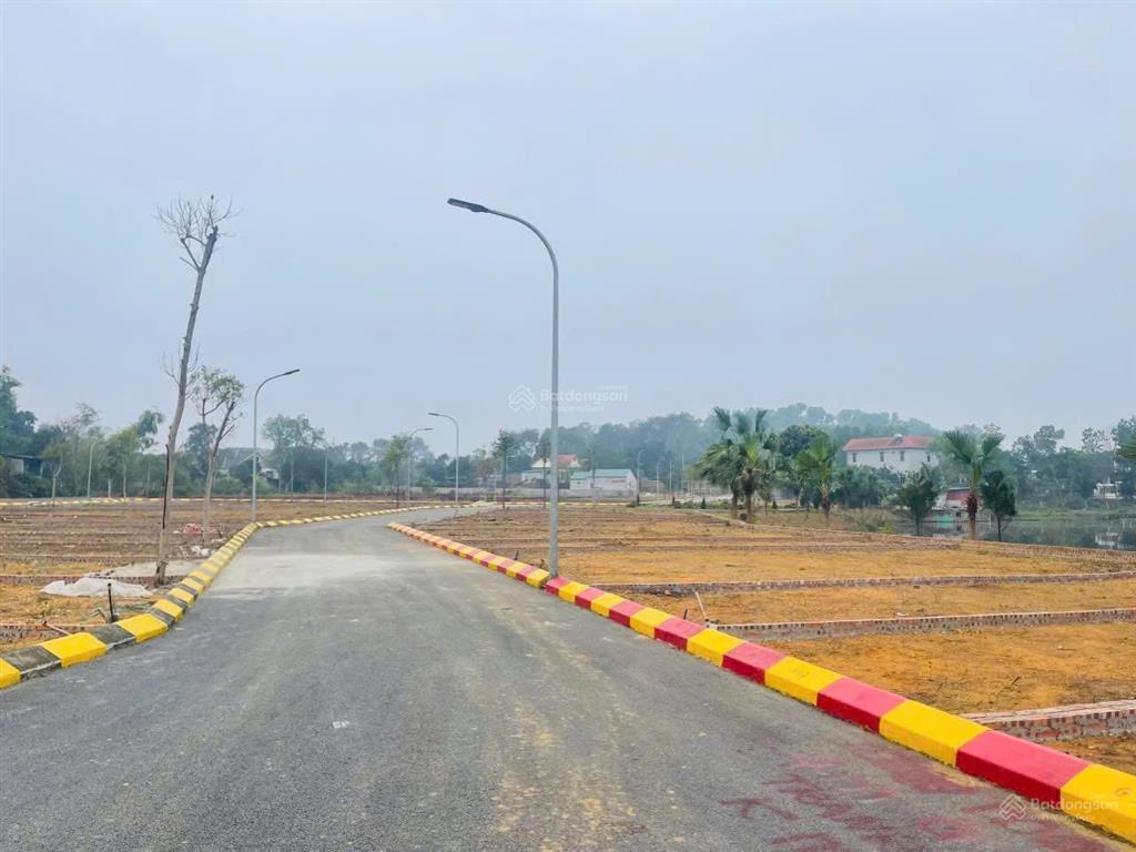 Cần tiền bán gấp lô góc 2 mặt tiền, view suối, gần sân golf đồng mô, sẵn sổ, giá tốt chỉ 1.75 tỷ