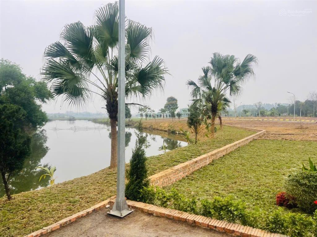 Cần tiền bán gấp lô góc 2 mặt tiền, view suối, gần sân golf đồng mô, sẵn sổ, giá tốt chỉ 1.75 tỷ